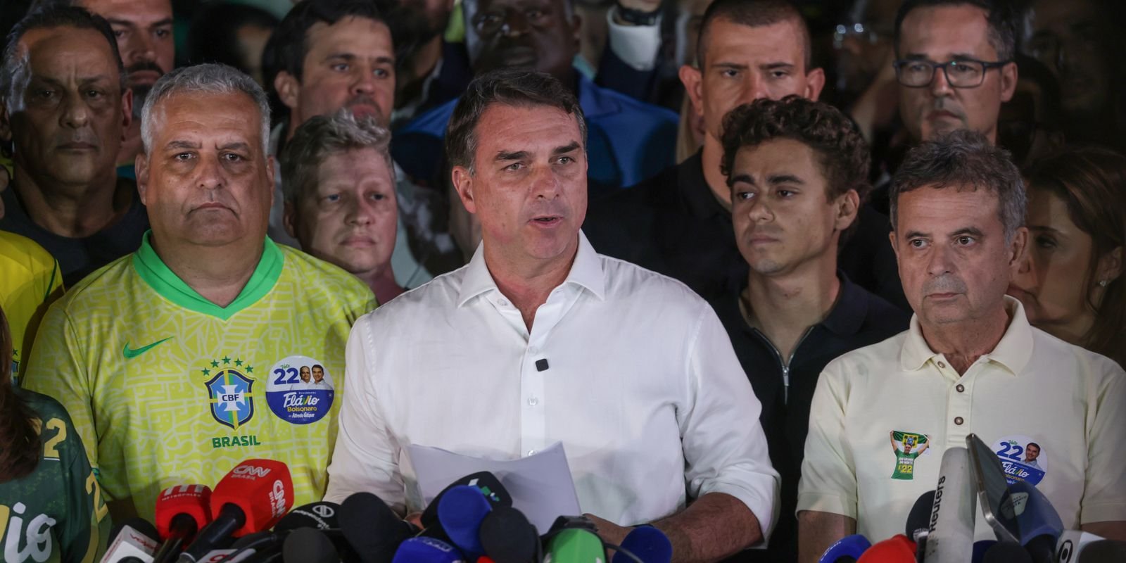 פלביו בולסונרו מול עיתונאים בברזיליה
